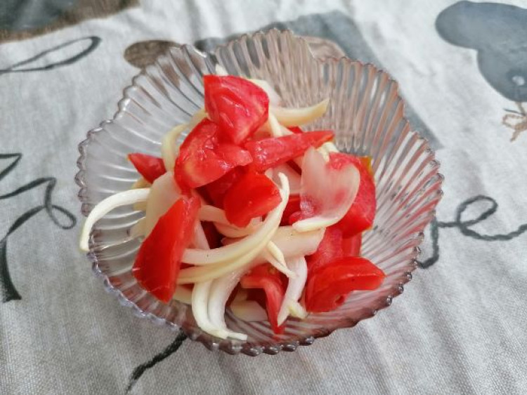 Výborný paradajkový šalát s cibuľou a nálevom, overený recept