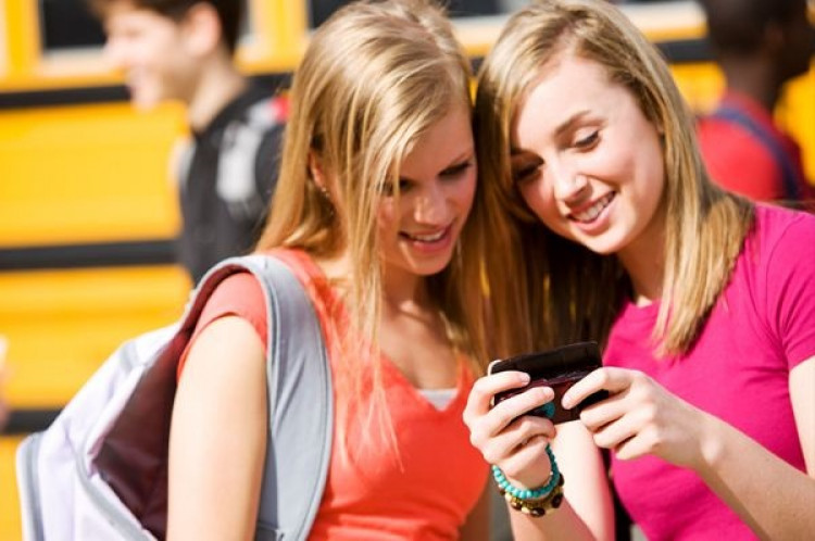 Na francúzskych školách chcú zakázať mobily aj cez prestávky