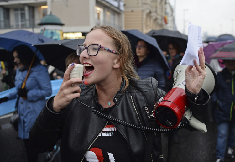 Ženy zvrhnú tvoju vládu, odkázali premiérke Poľky