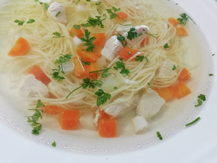 Rýchla a chutná kuracia polievka so zeleninou, jednoduchý RECEPT �