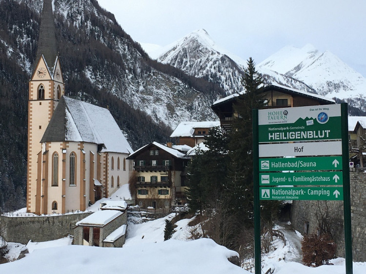 Zalyžujte si pod najvyššou horou Rakúska. Jedna z najkrajších horských dedín Heiligenblut vás očarí