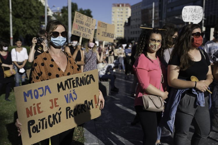 MDŽ: Práva žien sú na Slovensku systematicky porušované, upozorňuje Amnesty International