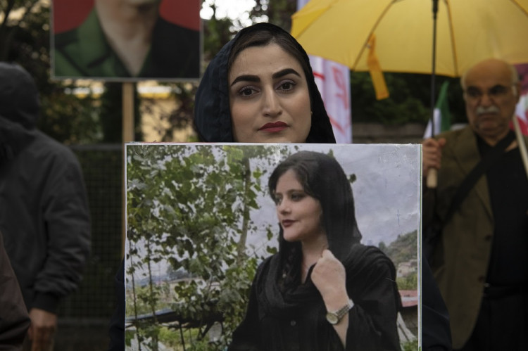 Iba 22-ročná Iránka Mahsa Amíníová zomrela vo väzení. Zatkla ju mravnostná polícia