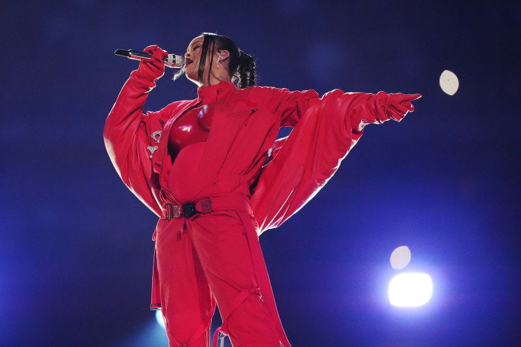 Rihanna vo finále Super Bowl odhalila svoje druhé tehotenstvo (VIDEO)