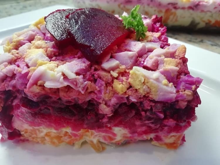 Vrstvený šalát s rybou a cviklou: Recept so zaručeným úspechom