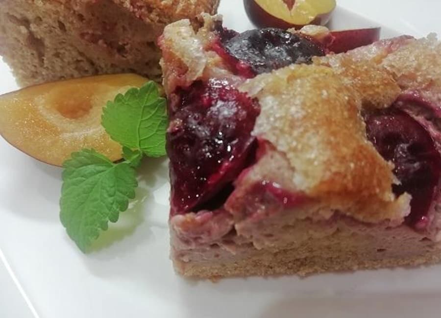 RECEPT ako využiť slivky. Zdravý hrnčekový slivkový koláč s tvarohom