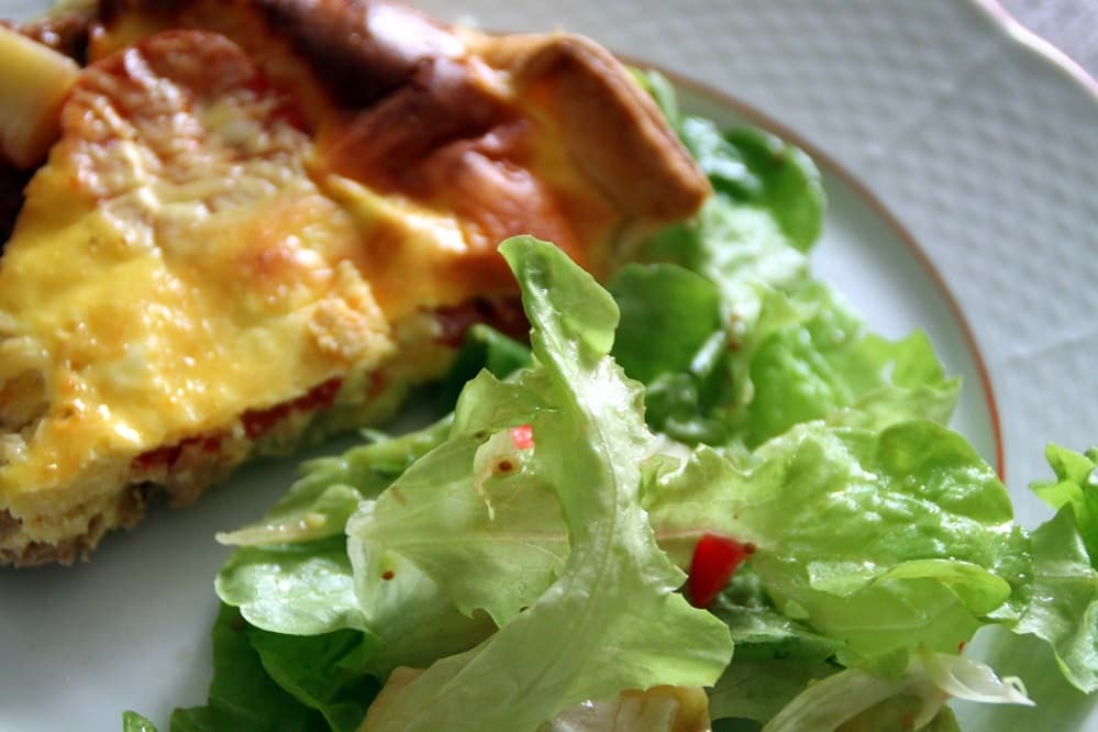 Tuniakovo-rajčinový quiche so šalátom. Foto - Mária Danthine Dopjerová