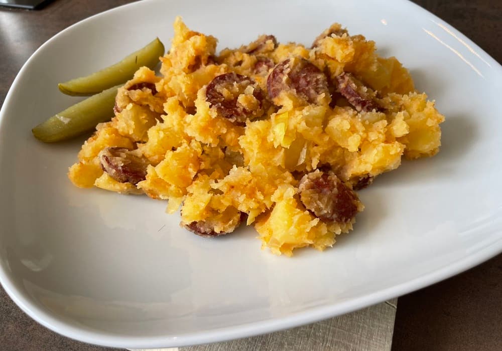 Zemiaky s klobásou, recept na rýchly obed zo zemiakov + videorecept