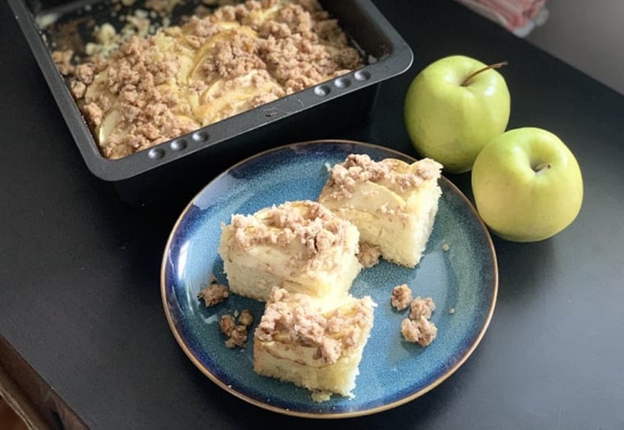 Jablkový koláč s posýpkou je dokonale jednoduchý, top recept
