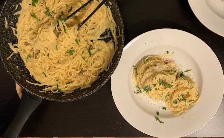 Naservírované špagety Carbonara so syrom aj petržlenovou vňaťou. Fotka - Andrea Bunčeková