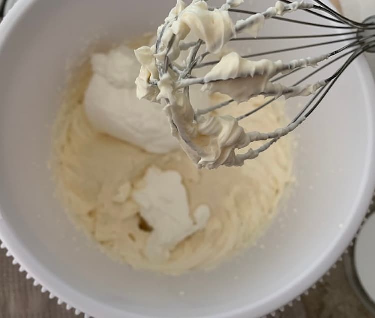 2. Do veľkej misy pridáme mascarpone a šľahačkovú smotanu. Mali by byť dobre vychladené. Spolu vymixujeme a potom pridáme aj kyslú smotanu, vanilku a cukor. Šľaháme spolu do zhustnutia, čo trvá približne 5-7 minút. Fotka - Andrea