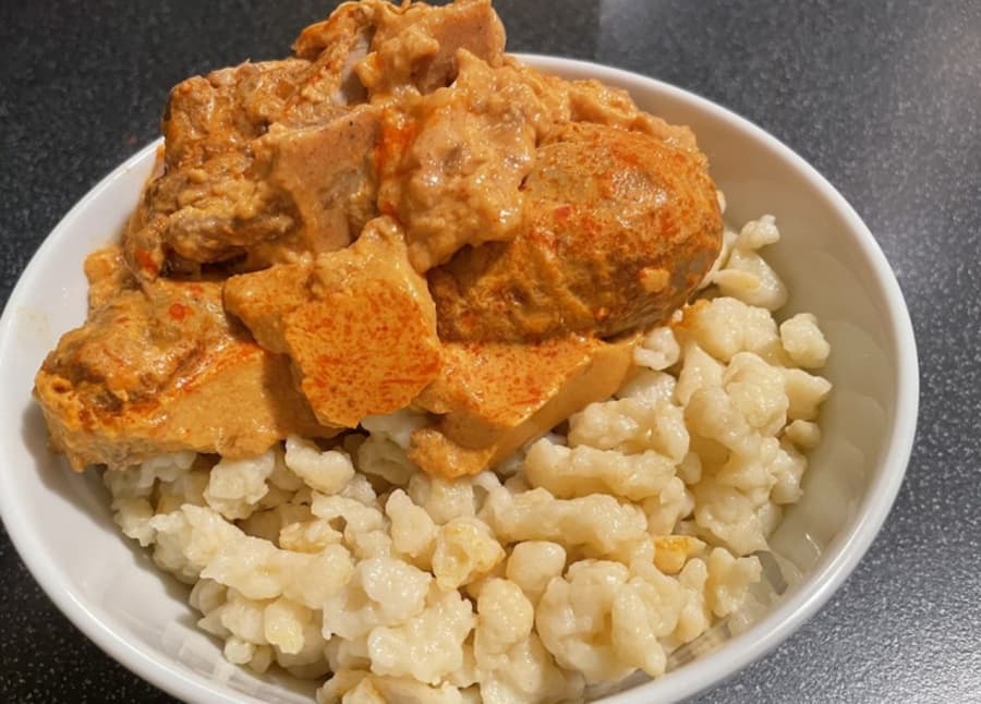Vynikajúci pravý kurací perkelt so smotanou a haluškami – rýchly recept do 40 minút