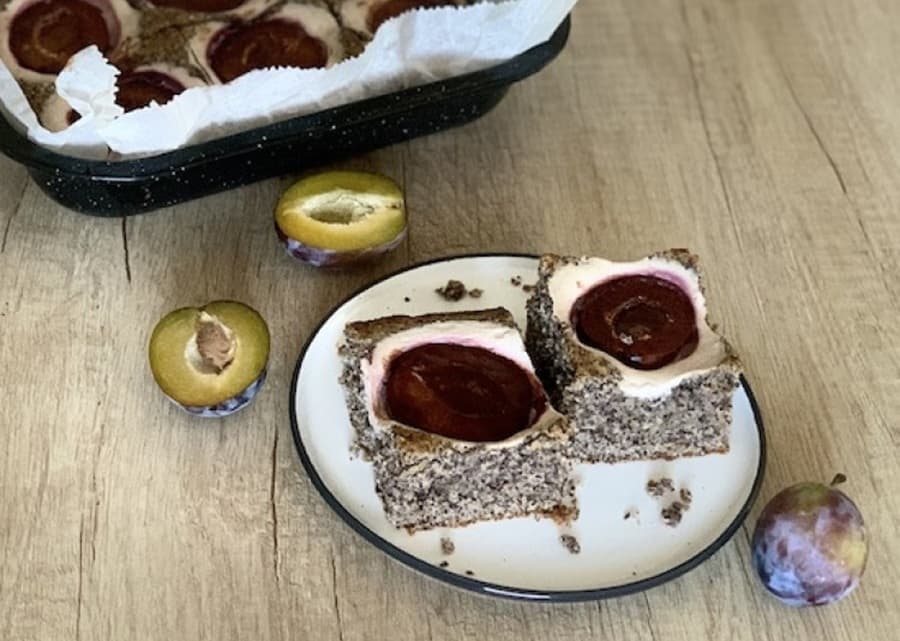 Skvelý recept na hrnčekový makový koláč so slivkami