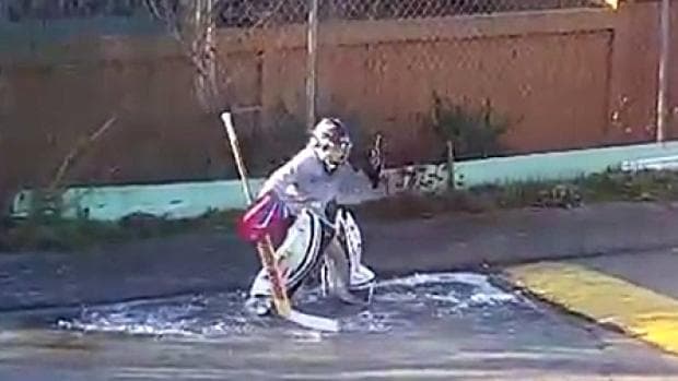 Rodičia si nemohli dovoliť platiť hokej, 12-ročný chlapec trénuje na zamrznutej mláke