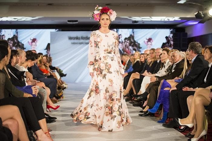 Ľahké materiály, kvety i mestská móda. Ako vidia trendy slovenské návrhárky