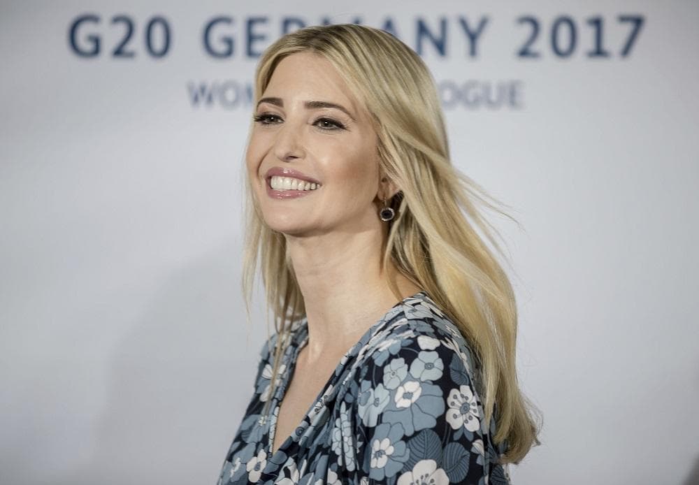 Ženy si váži, povedala Ivanka Trumpová o otcovi. Sedela tam Merkelová, ktorej Trump odmietol podať ruku