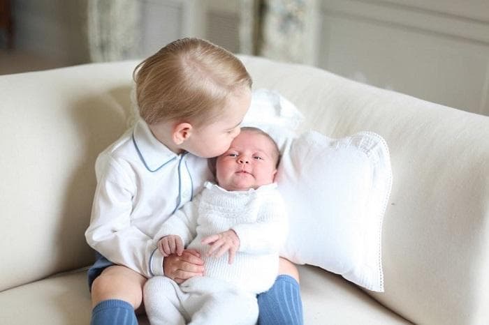 Najprv George, potom Charlotte a teraz… Briti oslavujú tretie dieťa Williama a Kate