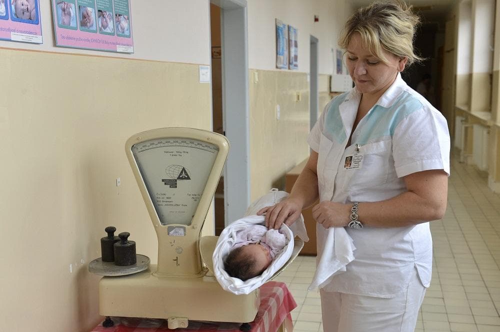Záujem o pôrodné asistentky v domácnostiach stúpa, poisťovne to ale nehradia