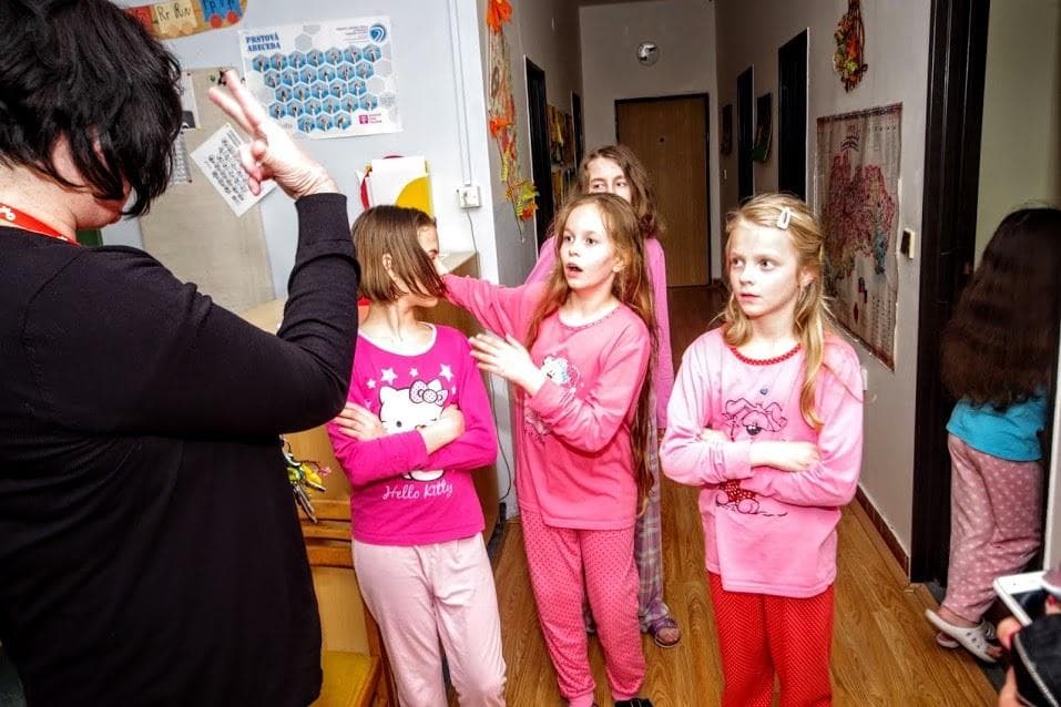 Strávili sme noc s opatrovateľkou nepočujúcich deti