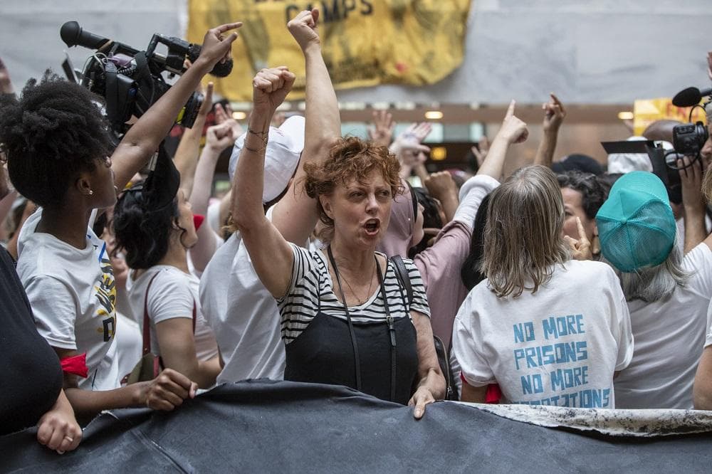 Herečku Susan Sarandonovú zatkli, protestovala proti zaobchádaniu s migrantami