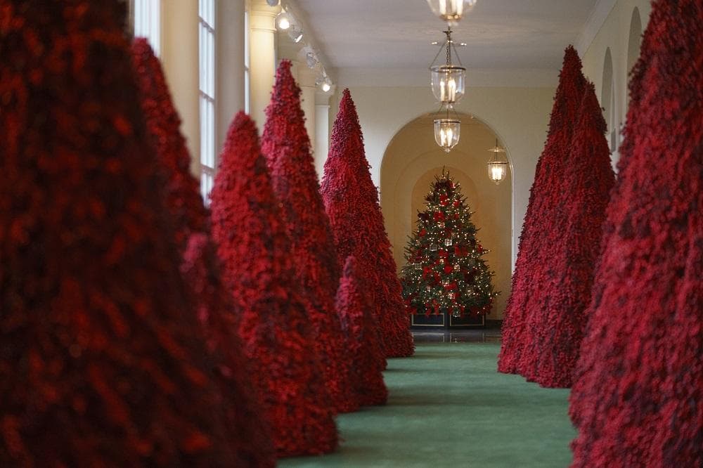 Melania Trumpová vyzdobila Biely dom – do červena
