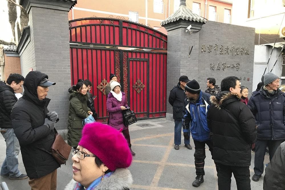 Na základnej škole v Pekingu útočil údržbár, dvadsať žiakov zranil kladivom