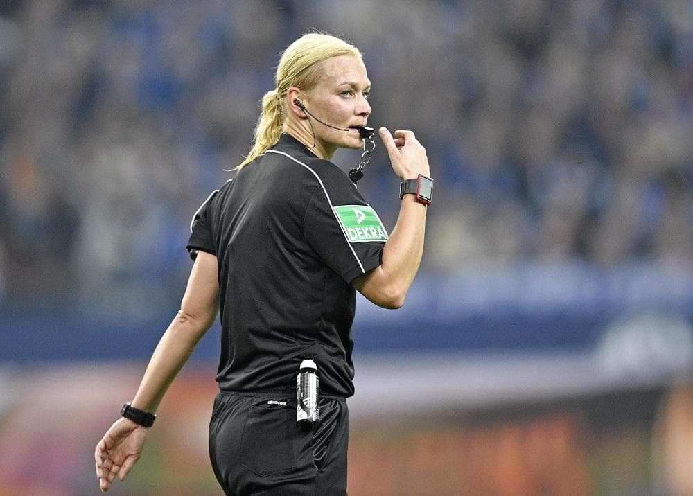 Irán zrušil prestížny futbalový zápas, lebo ho rozhodovala žena