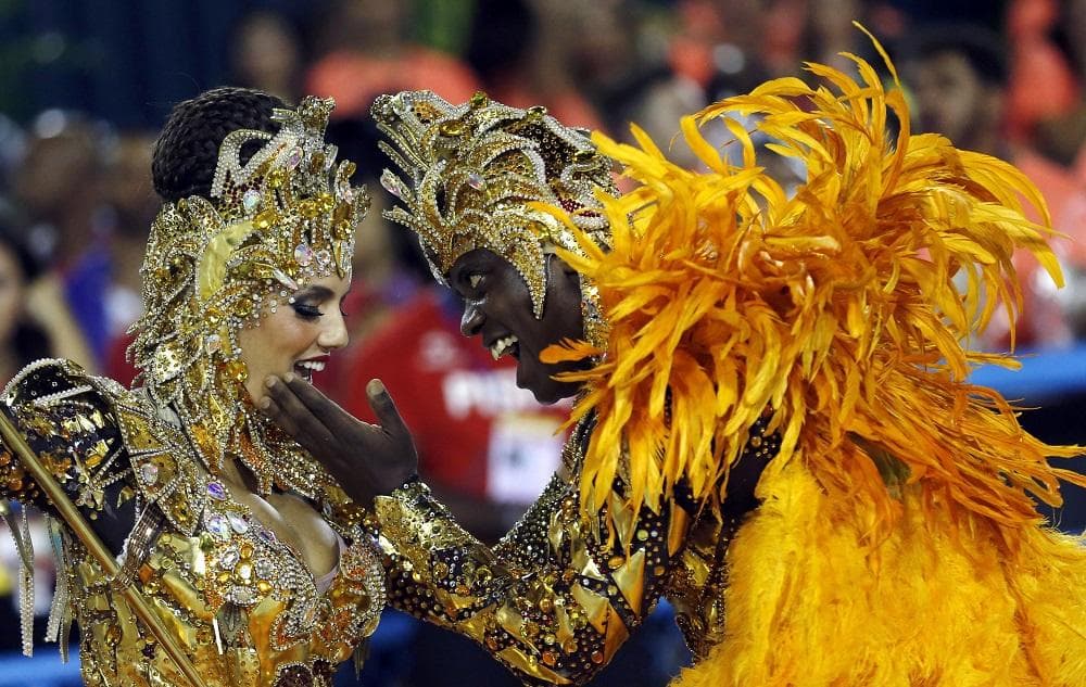 Elitné školy samby sa vo veľkom štýle predviedli na sambadrome