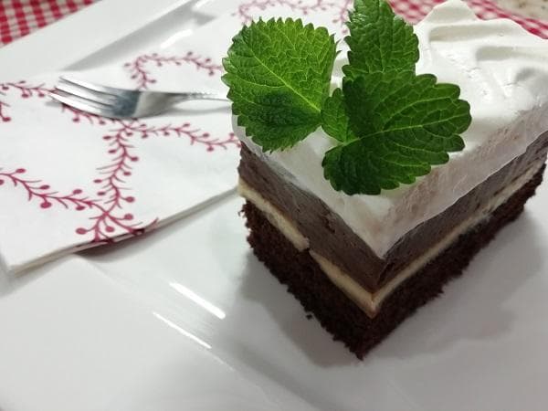 Famózny pudingový koláč s banánmi a šľahačkou RECEPT jednoduchý