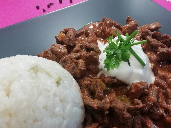 Vynikajúci hovädzí stroganov – Tradičný recept, ktorý chutí už 200 rokov
