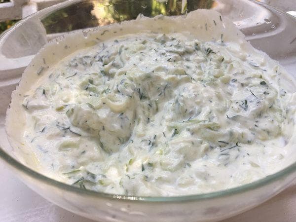 Tradičné grécke tzatziki: rýchly a jednoduchý 100-ročný recept