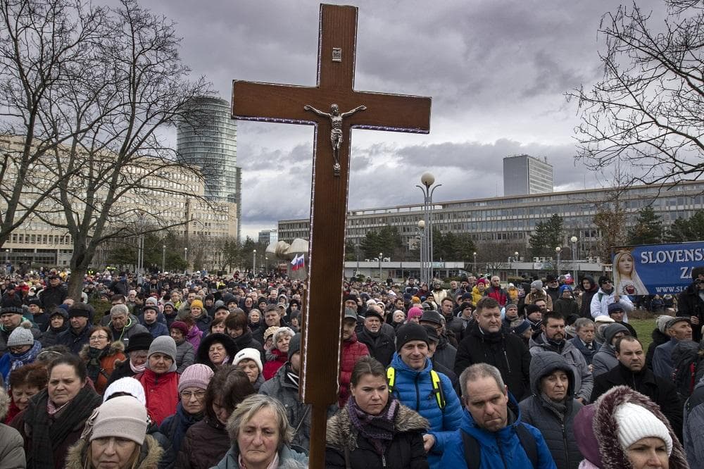 Vrcholí kampaň, a aj príčetní ľudia sú v pomätení mysle