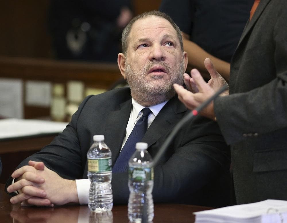 Weinstein je vinný zo znásilnenia, hrozí mu 25 rokov