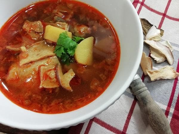 Rýchla hubová polievka so zemiakmi, lacný RECEPT takmer z ničoho