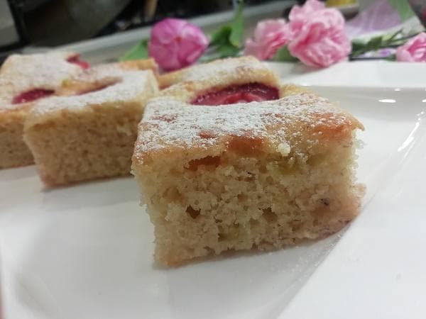Fantastická ovocná bublanina s rebarborou, jahodami a jogurtom, rýchly RECEPT