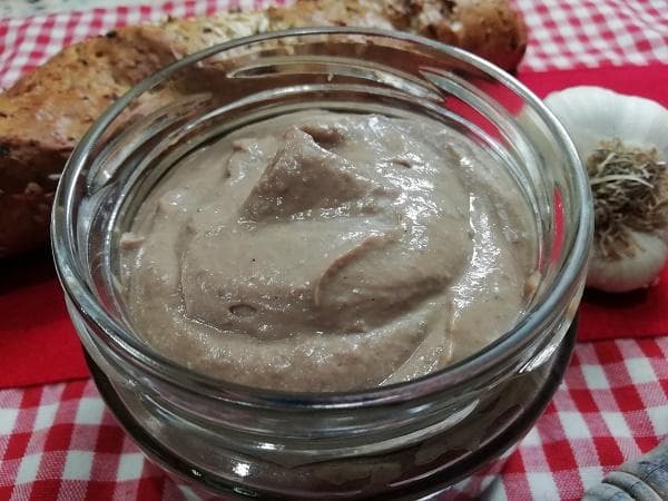 Pečeňová paštéta z kuracích pečienok: Domáci jednoduchý recept