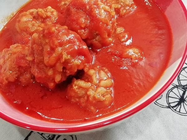 Najlepšie mäsové guľky v paradajkovej omáčke – Rýchly a chutný recept
