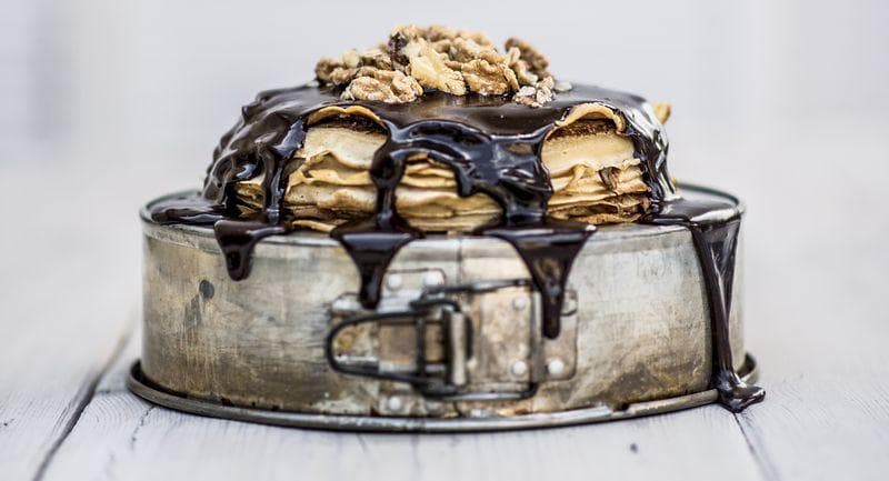 Vychutnajte si palacinky štýlovo. Urobte si orechovú palacinkovú tortu