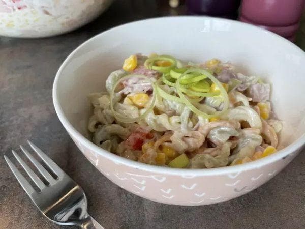 Úžasný cestovinový šalát. Ľahký a zdravý, najlepší recept na leto