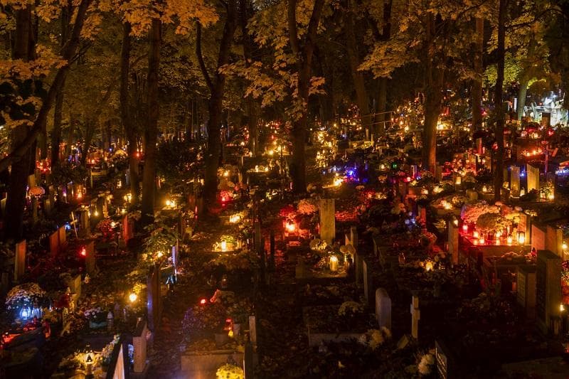 Sviatok všetkých svätých, pamiatka zosnulých alebo dušičky. Takto spomíname na tých, čo zomreli