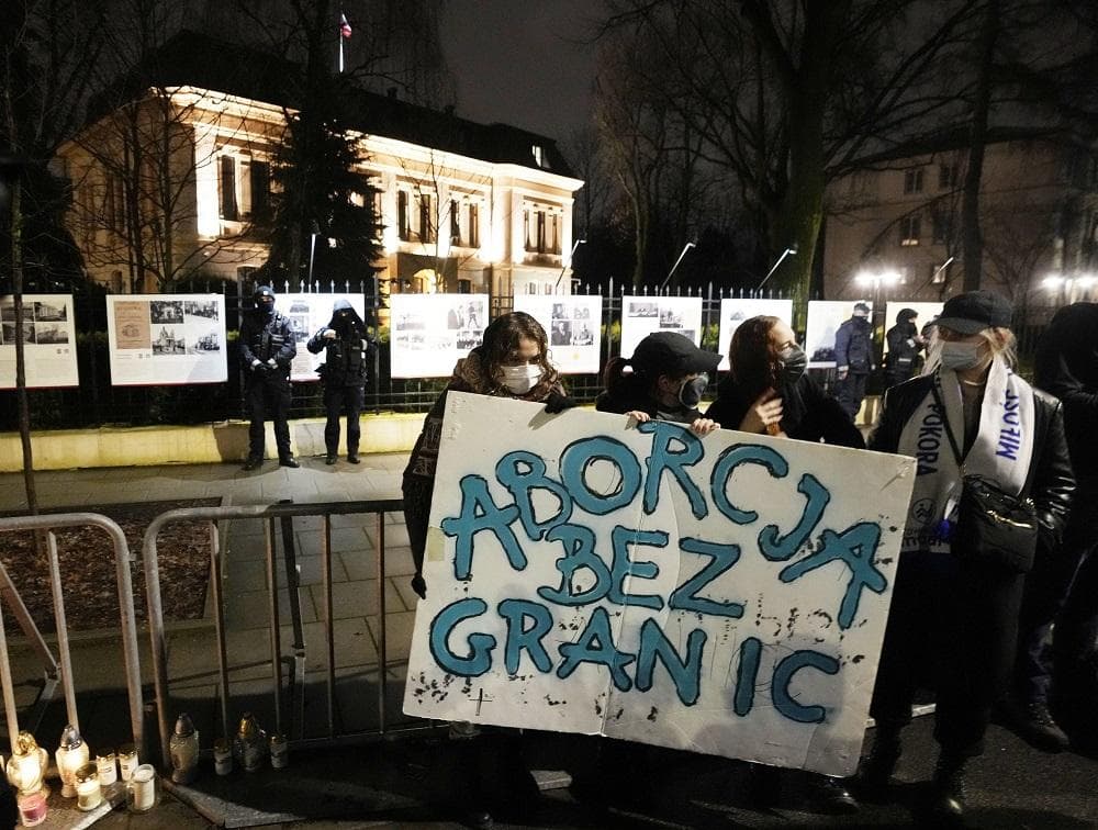V Poľsku zomrela tehotná matka troch detí. Neurobili jej potrat