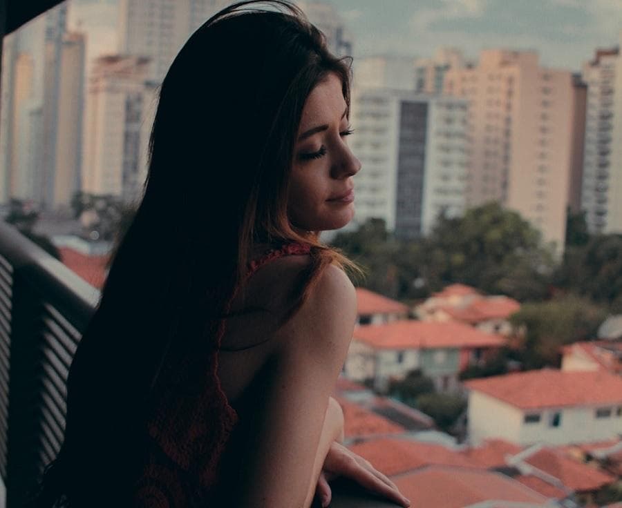 Nezávislý pozorovateľ na balkóne a dráma na ihrisku