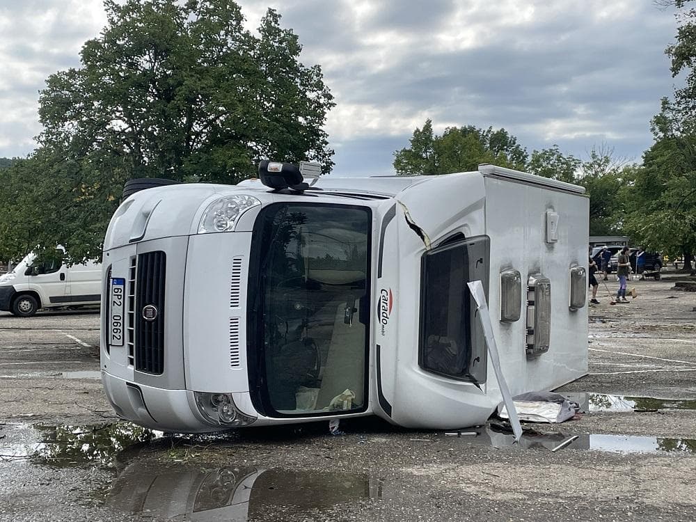 Termálne kúpalisko Podhájska zdevastovala veterná smršť známa ako downburst (foto+video)