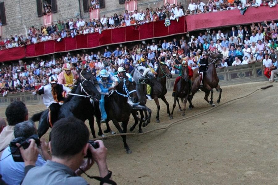 Palio di Siena: Najvzrušujúcejšie dostihy bez pravidiel