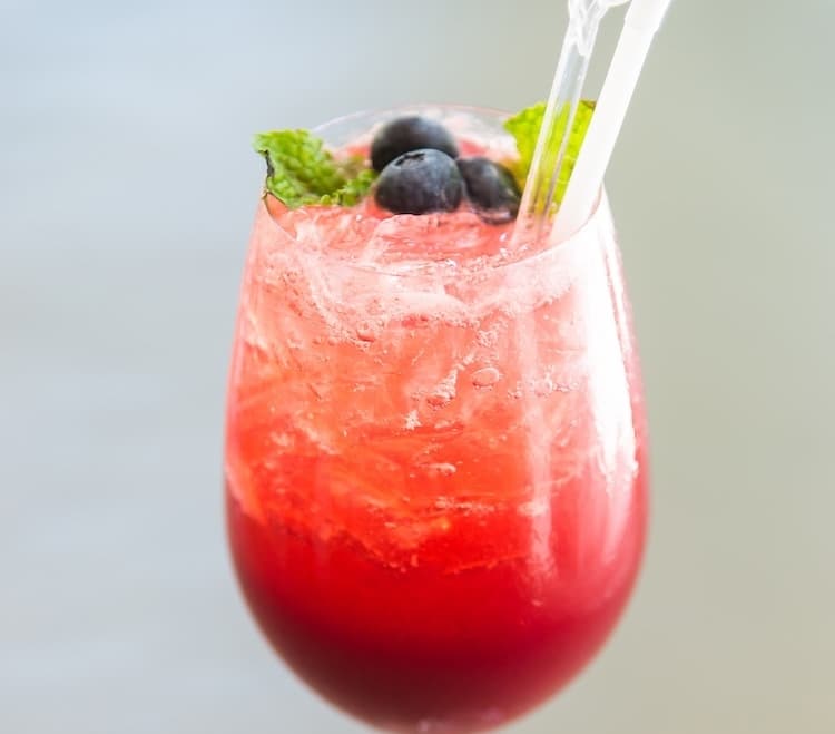 Rosé Summer Fizz drink vyzerá atraktívne v každom pohári. Ilustračná fotka - Freepik