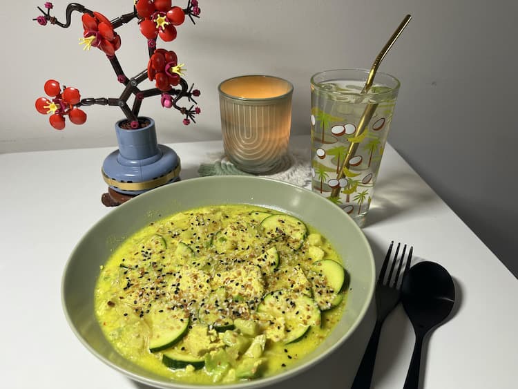 Kari s tofu, cuketou a rezancami z ryžového papiera