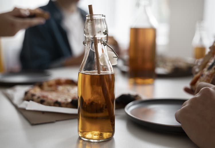 Naservírovaná domáca kombucha so zázvorovo-citrónovou ovocnou kombináciou. Fotka - Freepik
