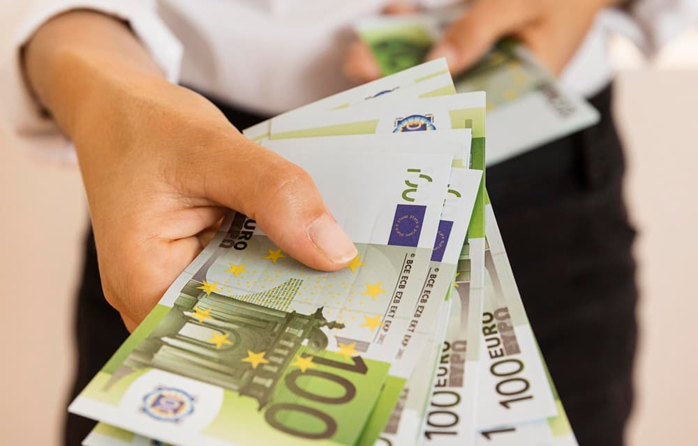 Seniorka odniesla ku kríku 20-tisíc eur a šperky. Podvodník sa vydával za policajta