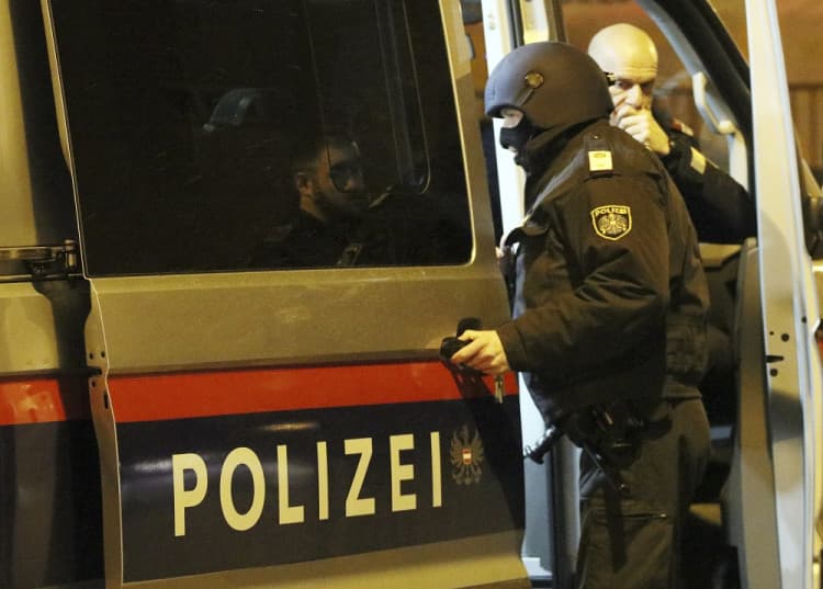 Ženu zadržala polícia, mala dieťa v kufri