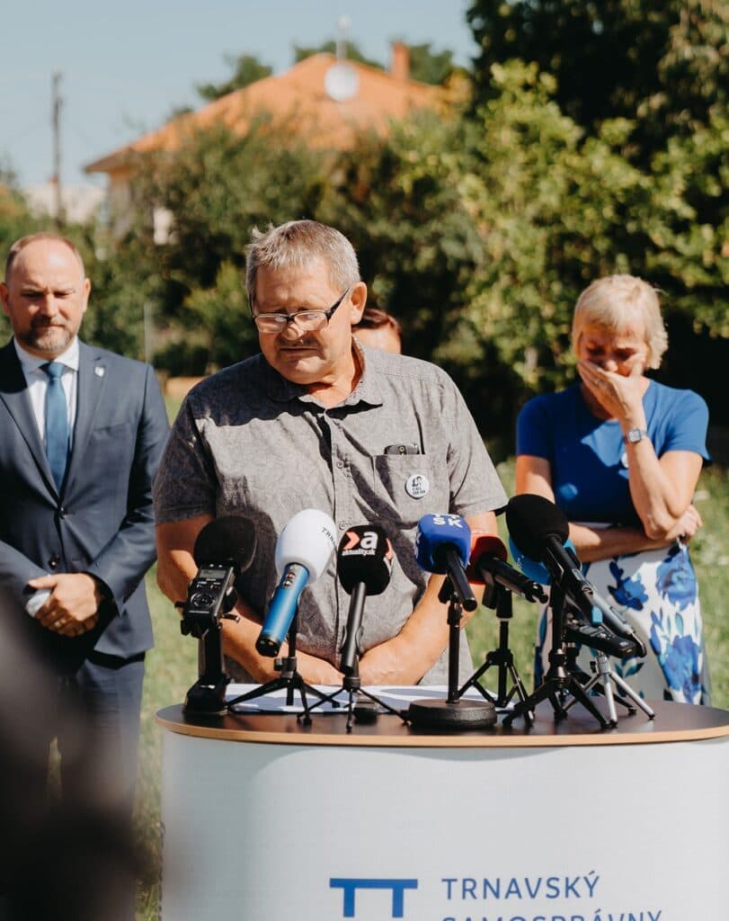 Vo Veľkej Mači začali stavať Pamätník slobody slova. Prišli aj rodičia zavraždených Jána Kuciaka a Martiny Kušnírovej. Foto - TTSK